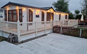 2 Bed Lodge Style Caravan With Hot Tub & Private Garden At Patrington Haven Leisure Park